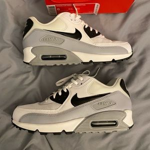 Nike Women’s Air Max 90 Essential Size 8